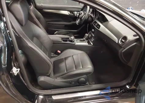 2014 Mercedes-Benz C 250 z USA, uszkodzony, nr VIN WDDGJ4HB7EG325953